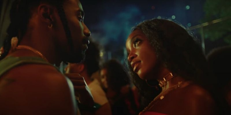 Um homem e uma mulher se olham