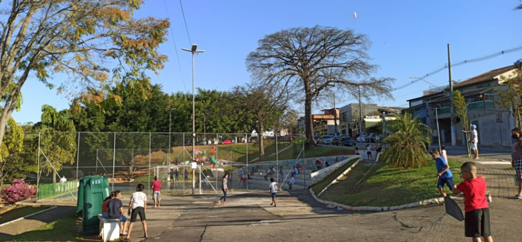 na reabertura, crianças brincam em praça pública da periferia de são paulo