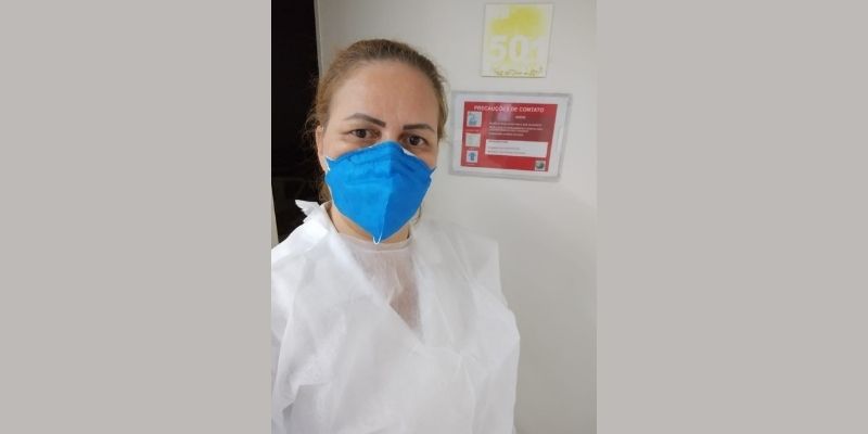enfermeira com jaleco e máscara