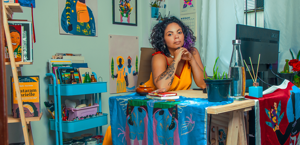 Foto mostra Aline Bispo em seu ateliê