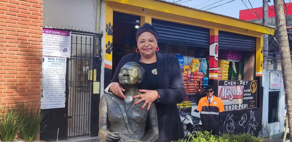 Vera Eunice abraça estátua de Carolina Maria de Jesus