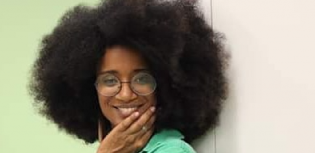 Mulher negra sorrindo