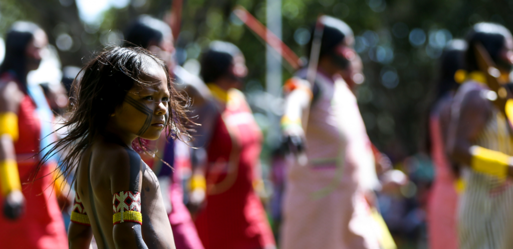 criança indígena olha para o horizonte