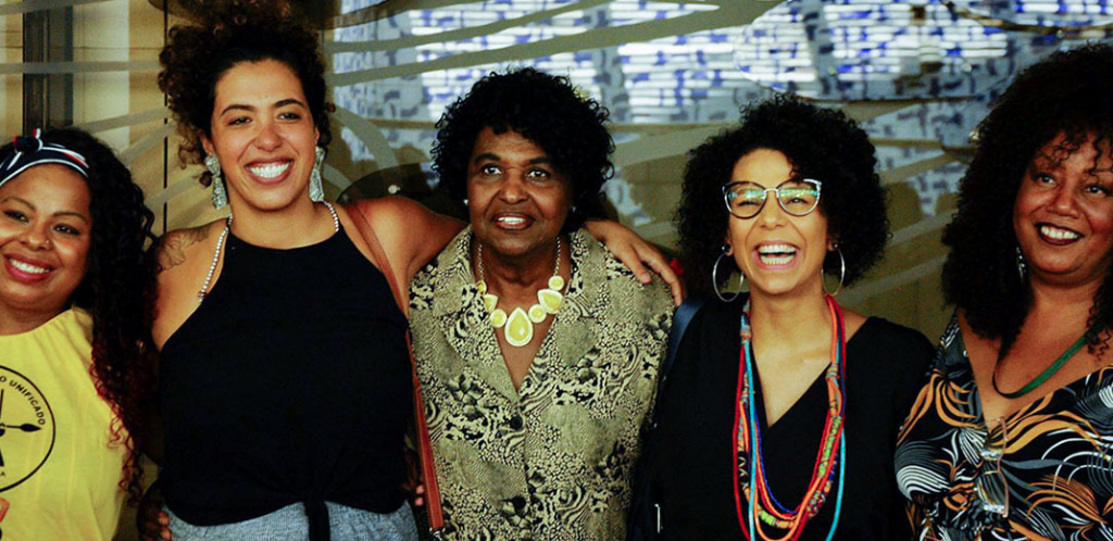 Mulheres negras abraçadas