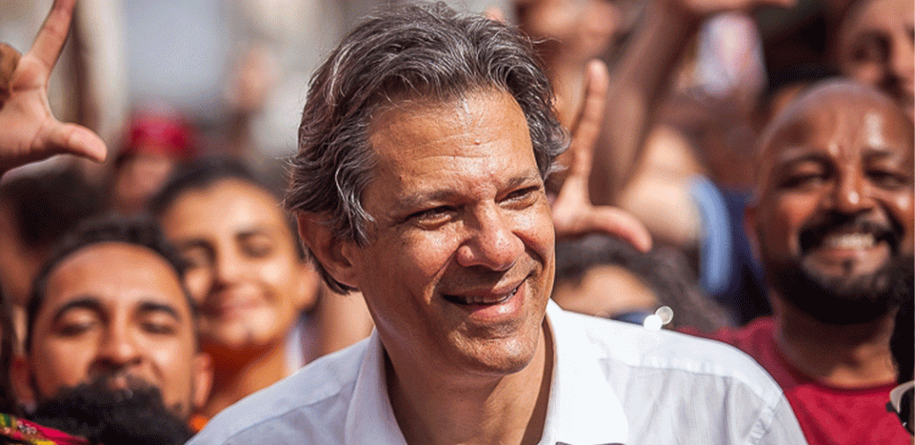 Foto mostra Haddad sorrindo