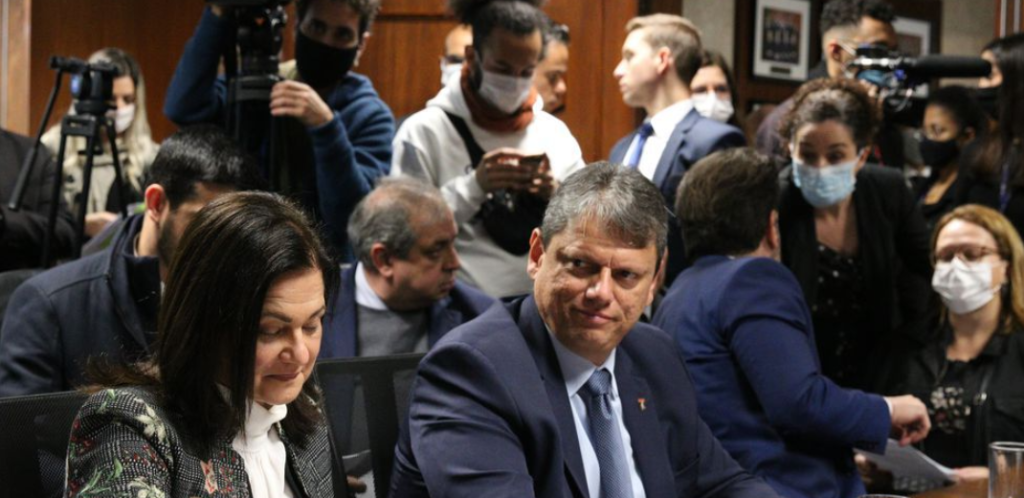 Tarcísio de Freitas olha para o lado