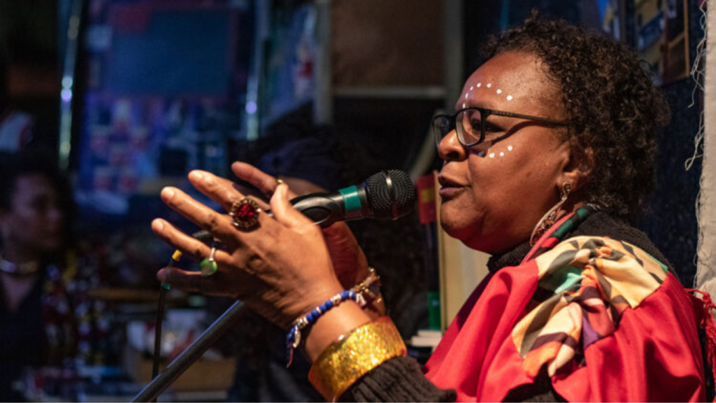 Literatura negra, escritora, microfone