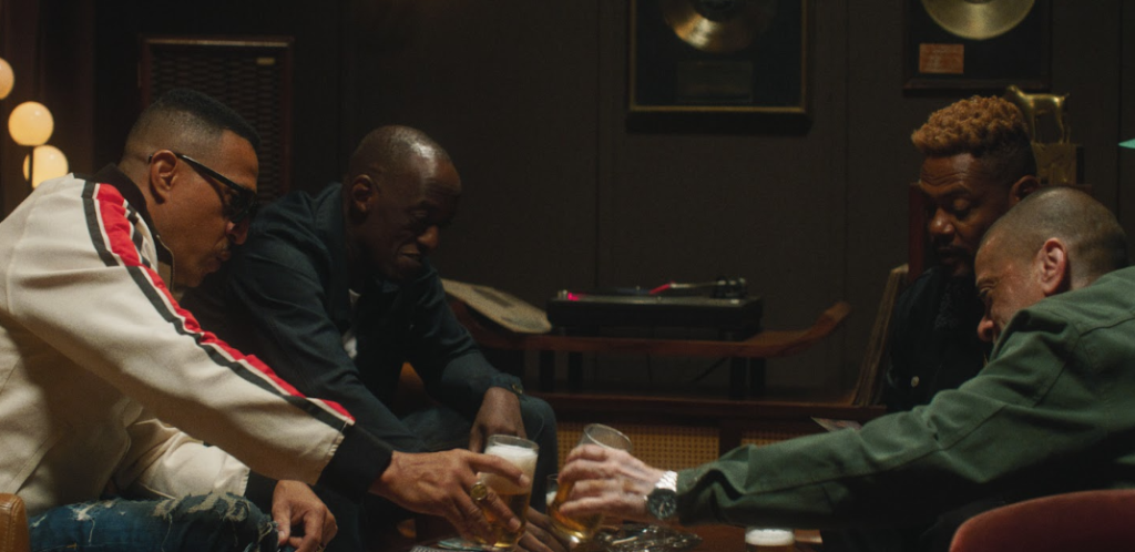 Mano Brown, KL Jay, Ice Blue e Edi Rock juntos em torno de uma mesa