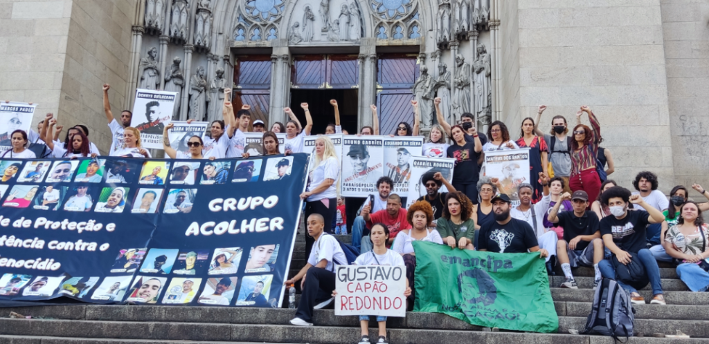 manifestantes em frente a Catedral da Sé