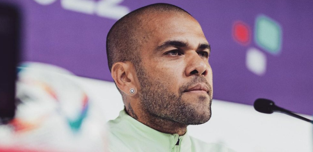 Jogador de futebol Daniel Alves com microfone à frente