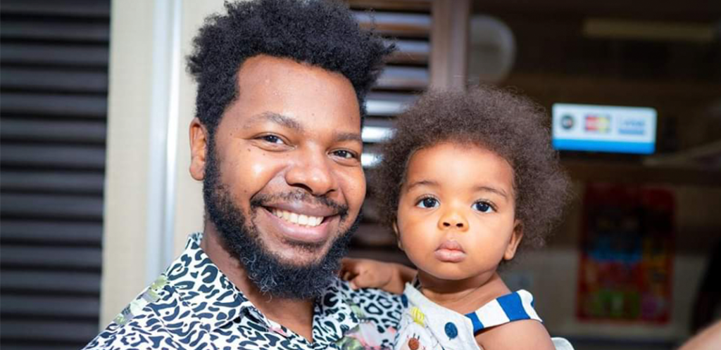 Foto mostra Humberto Baltar com seu filho, Apolo. O especialista conversou sobre parentalidade, o letramento emocional dos homens negros