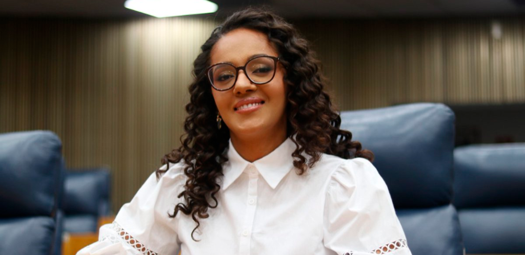 Foto mostra Sonaira Fernandes sorrindo