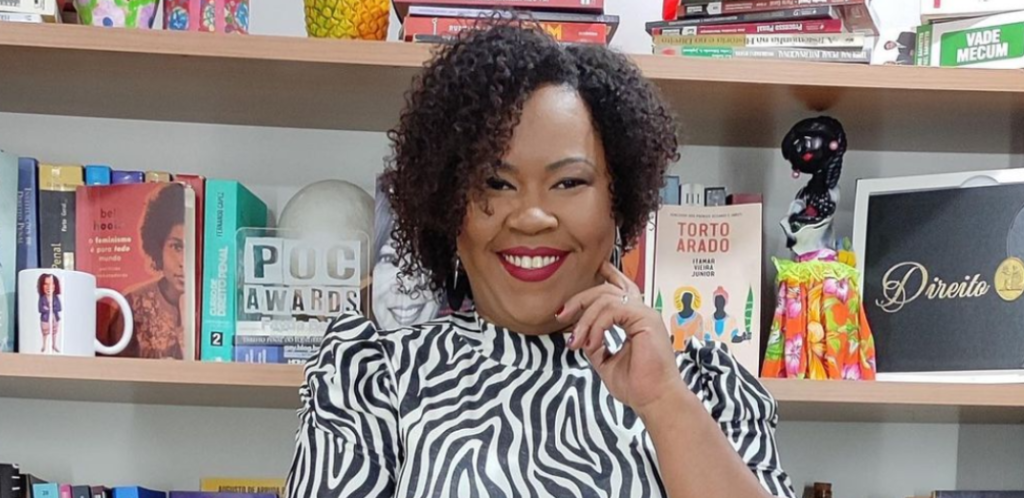 mulher negra sorrindo