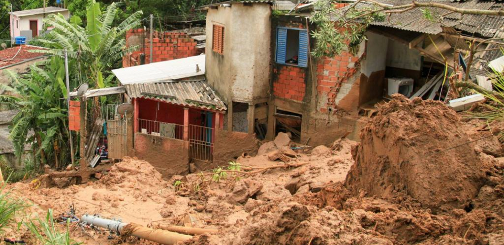 Foto do bairro Itatinga, em São Sebastião, mostra enxurrada de lama