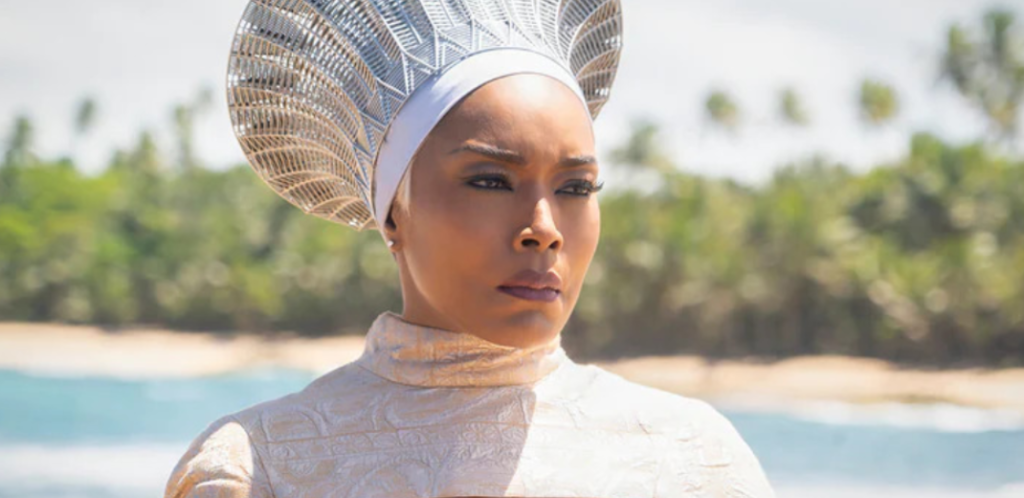 Angela Bassett veste branco