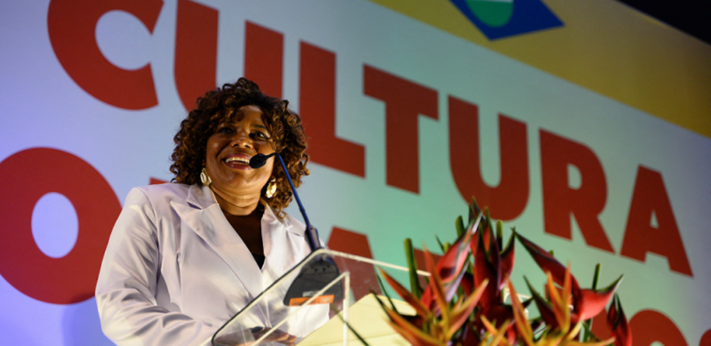 Foto mostra Margareth Menezes durante cerimônia de posse