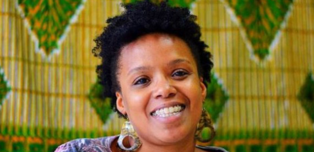 Mulher negra sorrindo