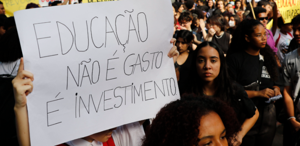 jovens com cartazes em manifestação