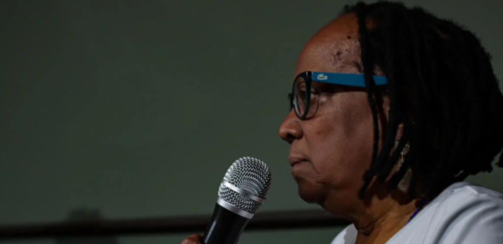 Sueli Carneiro segura microfone