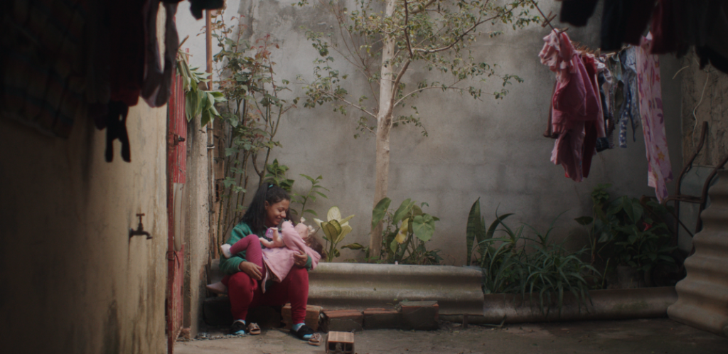 Foto mostra mulher, que passou por uma gestação incompatível com a vida, segurando a filha