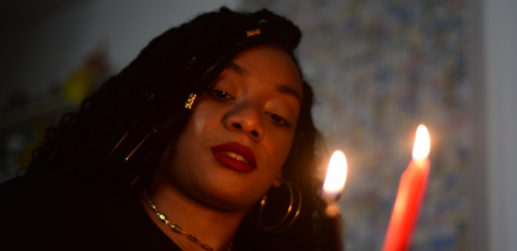 Mulher segura velas. Comunidades espirituais