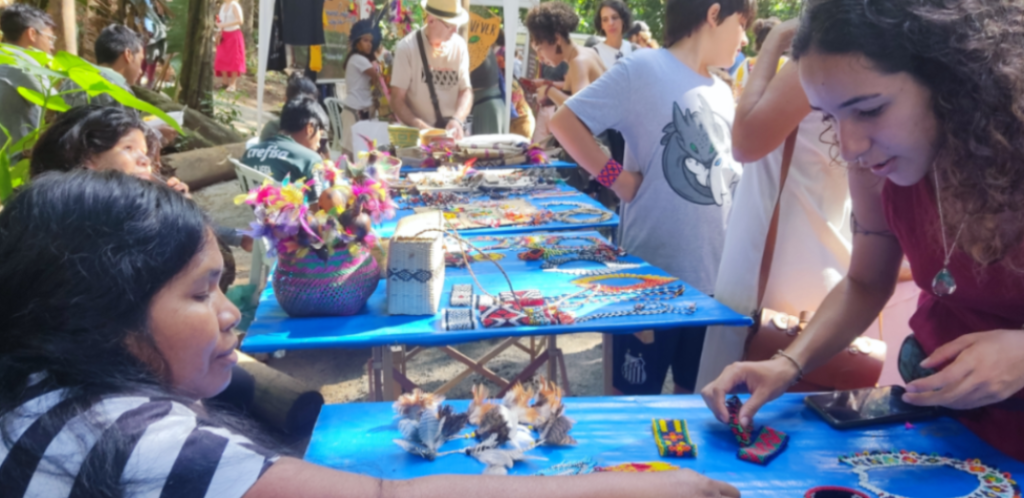 Mulher indígena e mulher branca