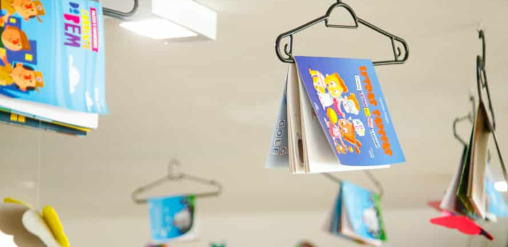 Livros pendurados. Impacto da pandemia na educação