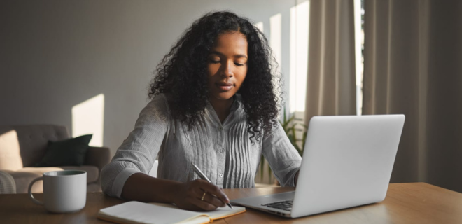 Foto mostra mulher em um café mexendo no computador