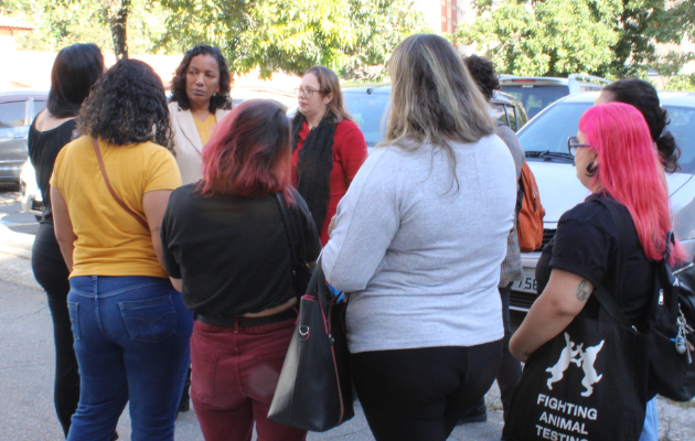 Foto mostra Jussara e doulas em frente ao Amparo Maternal