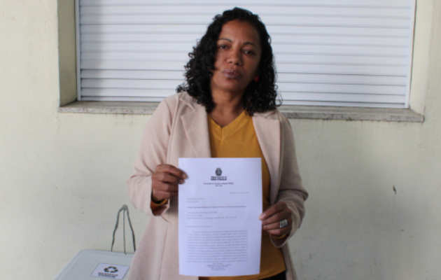 Foto mostra Jussara Basso segurando ofício entregue ao Amparo Maternal