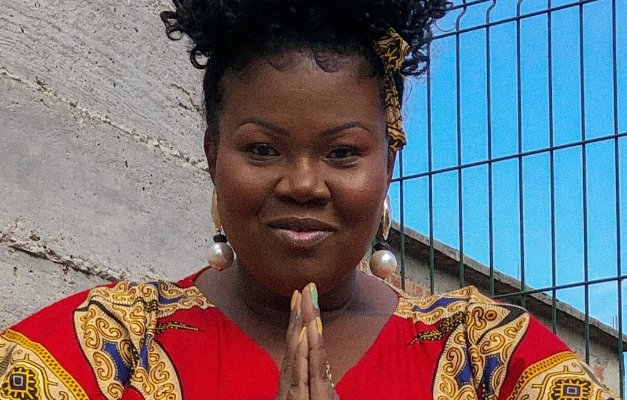 mulher de camiseta colorida