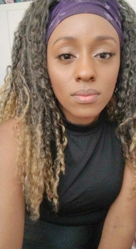 Mulher negra de cabelo longo