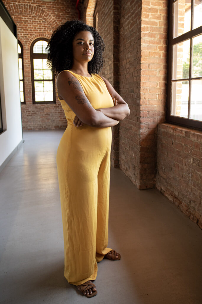 Foto mostra Lígia com os braços cruzados