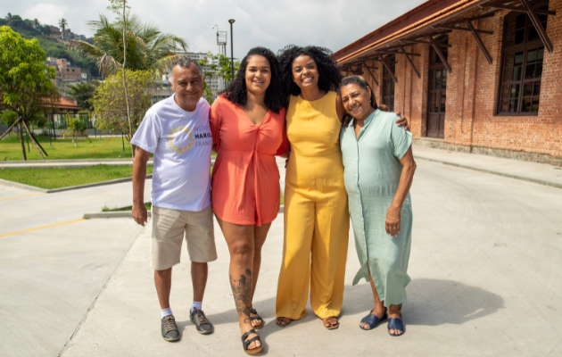 Foto mostra Lígia Batista sorrindo com a família de Marielle