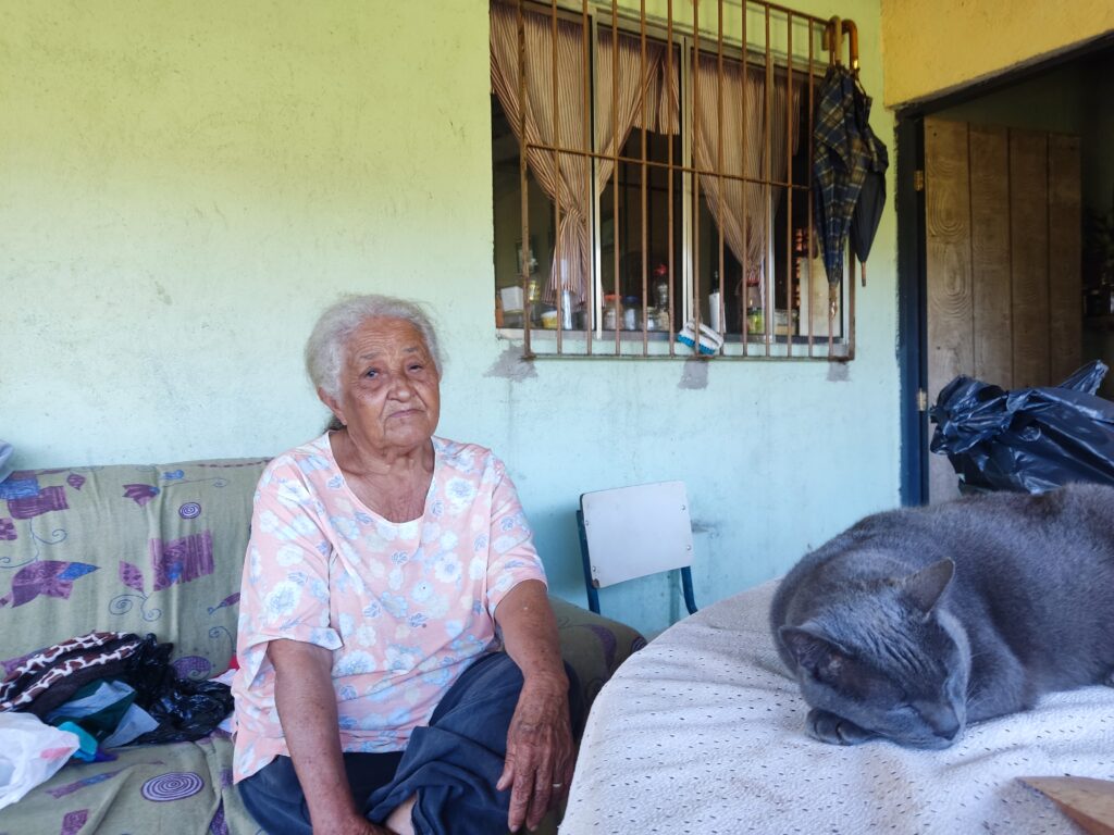 Idosa sentada em sofá
