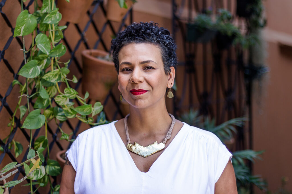 mulher de camiseta branca