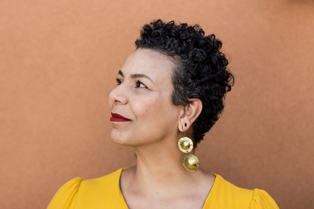 mulher olha para o lado