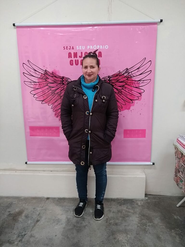 Mulher branca de roupa preta