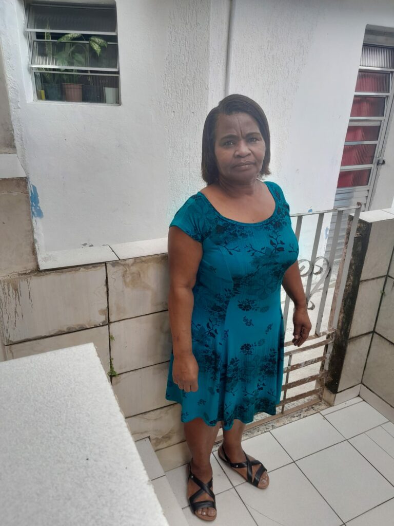 mulher negra de vestido azul