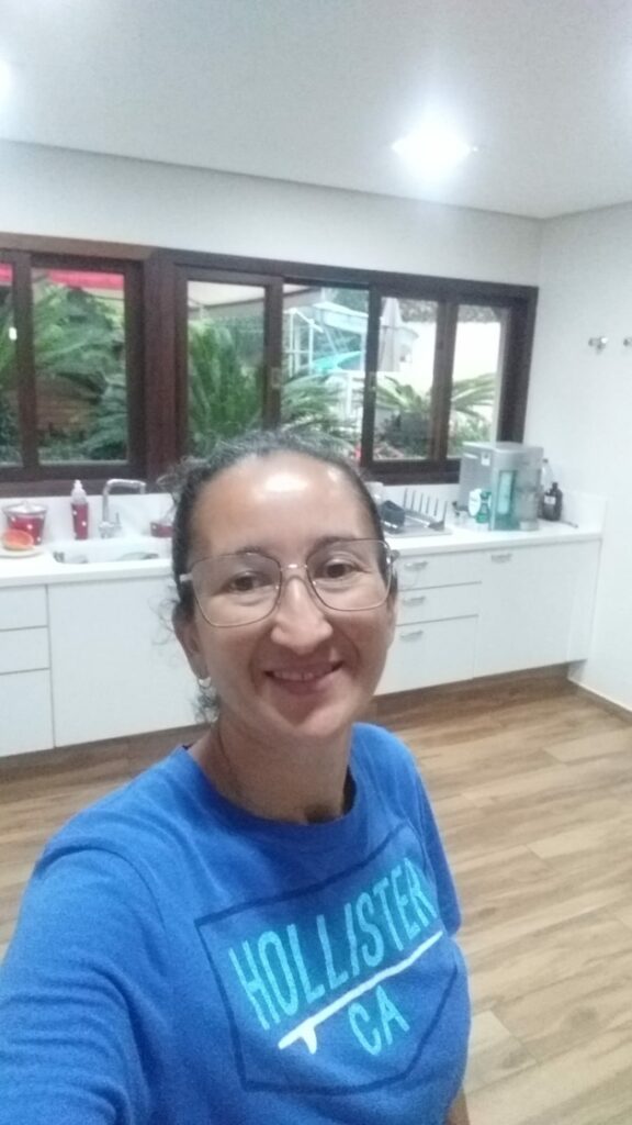 mulher branca com camiseta azul