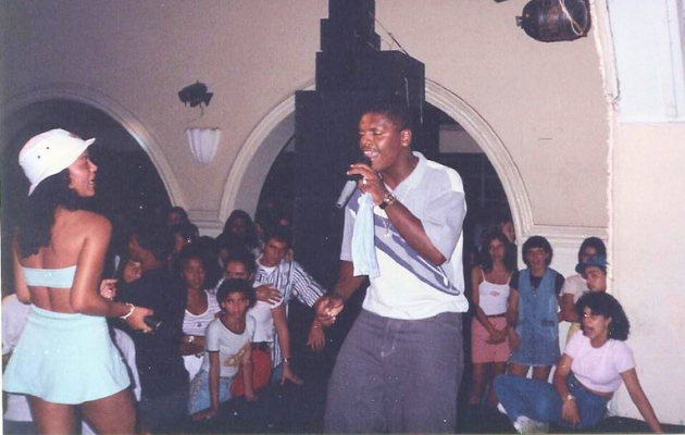 Foto mostra Mc Cacau e Mc Marcinho cantando