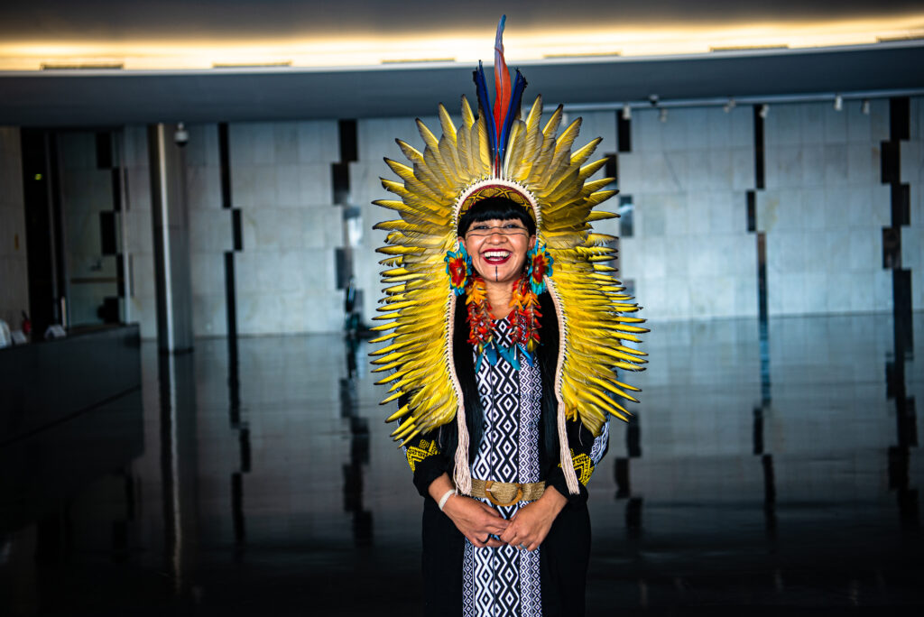 mulher indígena com cocar