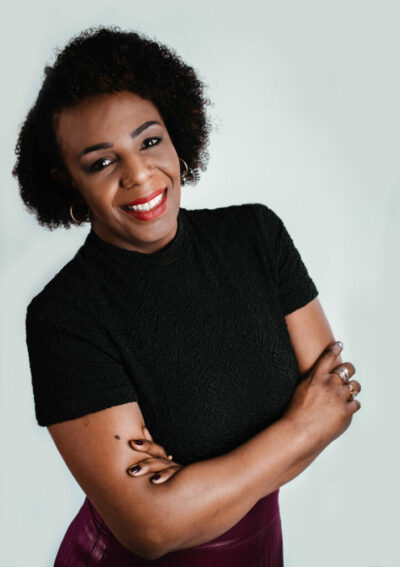 mulher negra de braços cruzados