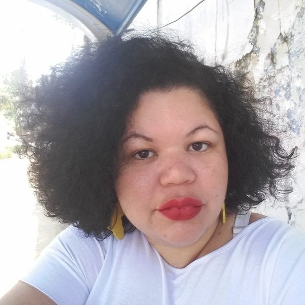 Foto mostra Ingrid Limeira olhando para a câmera