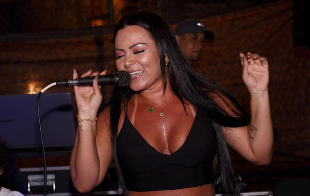 Foto mostra Mc Cacau atualmente durante apresentação