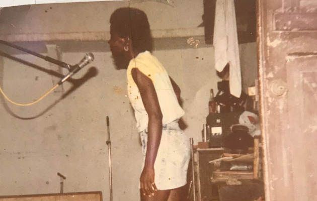 Mc Dandara cantando em um estúdio pela primeira vez