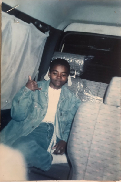 Foto mostra Mc Dandara fazendo hangloose