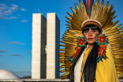 mulher indígena com cocar