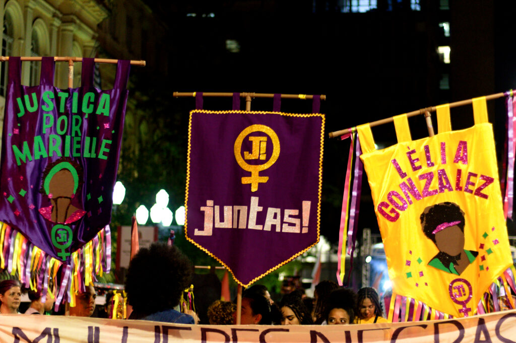 Faixas em manifestação