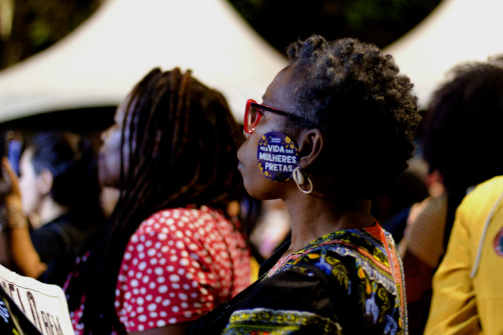 Mulher negra com adesivo no rosto